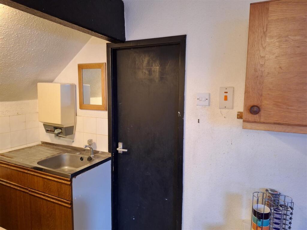 Kitchen sink area.jpg