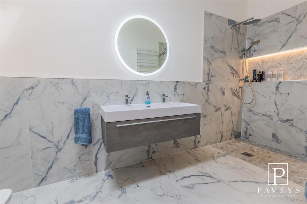 EN-SUITE SHOWER ROOM