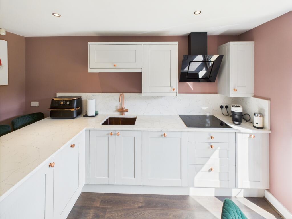 CAM04233G0-PR0022-STILL015