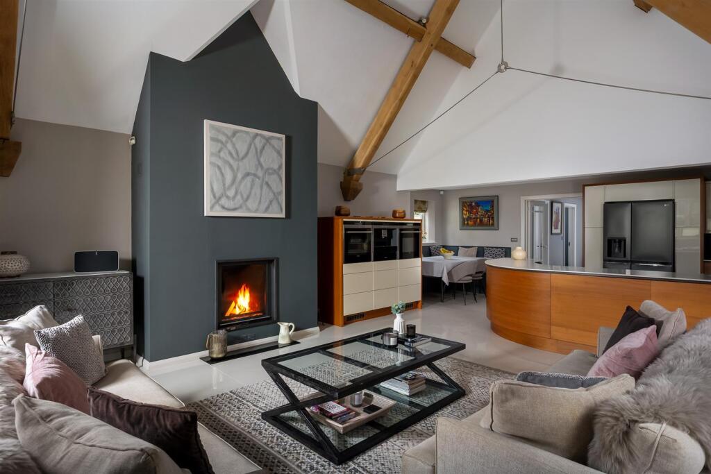 21 - Highfield House - GL54 4AA - Web.jpg