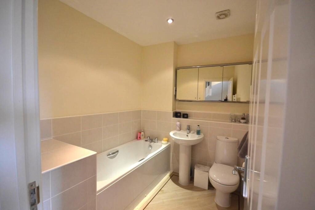 5 Feldon Way bathroom.jpg
