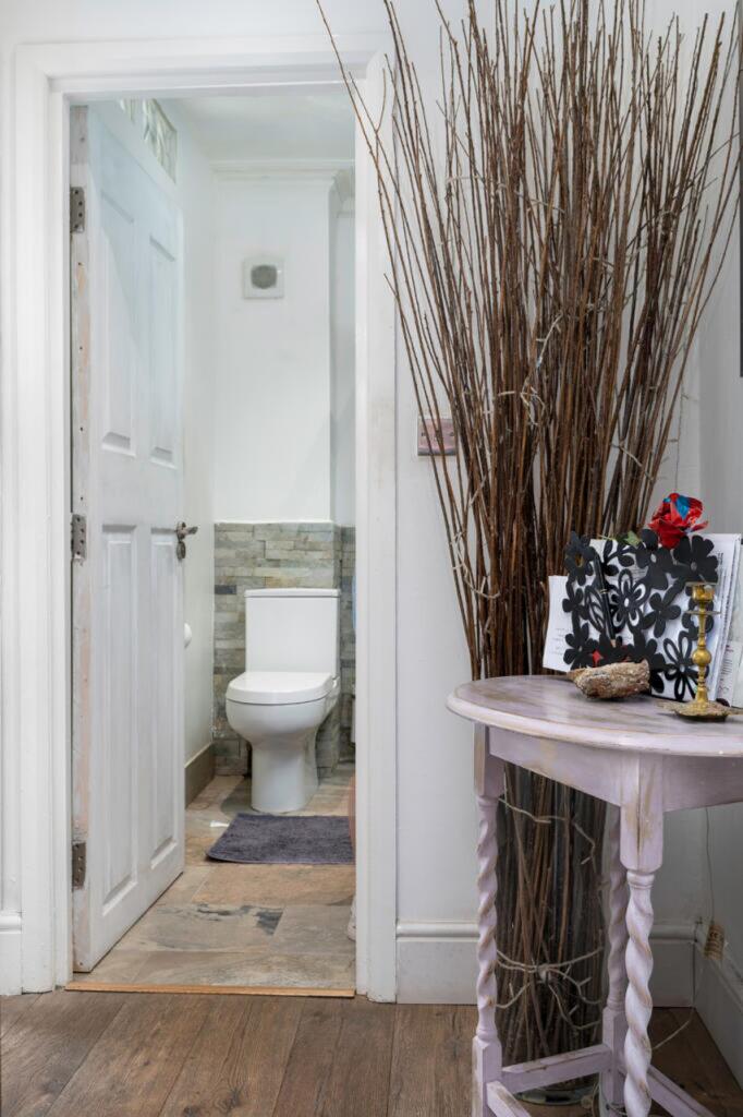 Hall 2 For Sale 2 Bedroom Flat Annerley Hill SE19 922 Sq ft www.steele.london