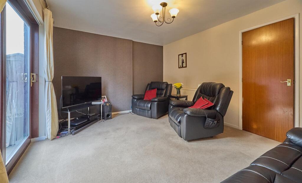 LOUNGE TO REAR
