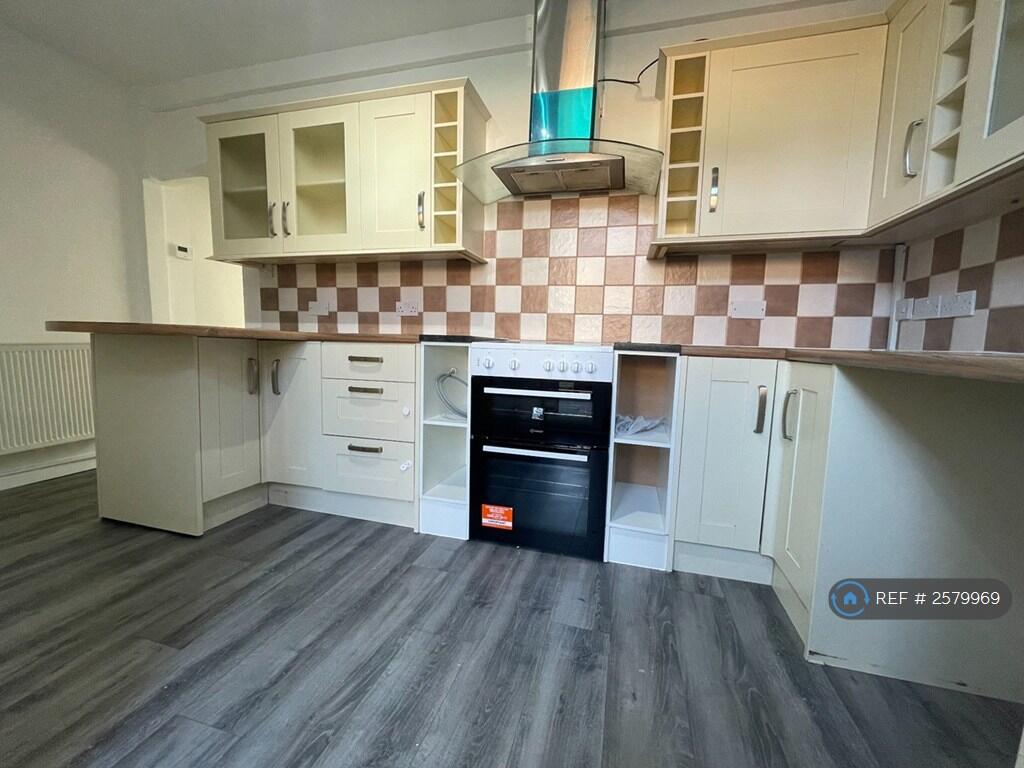 Large Fitted Kitchen With Breakfast Bar