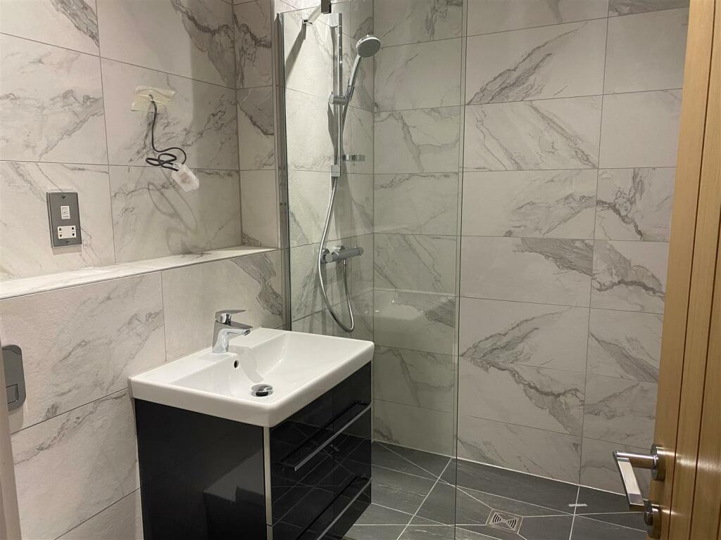 ENSUITE TO BEDROOM ONE