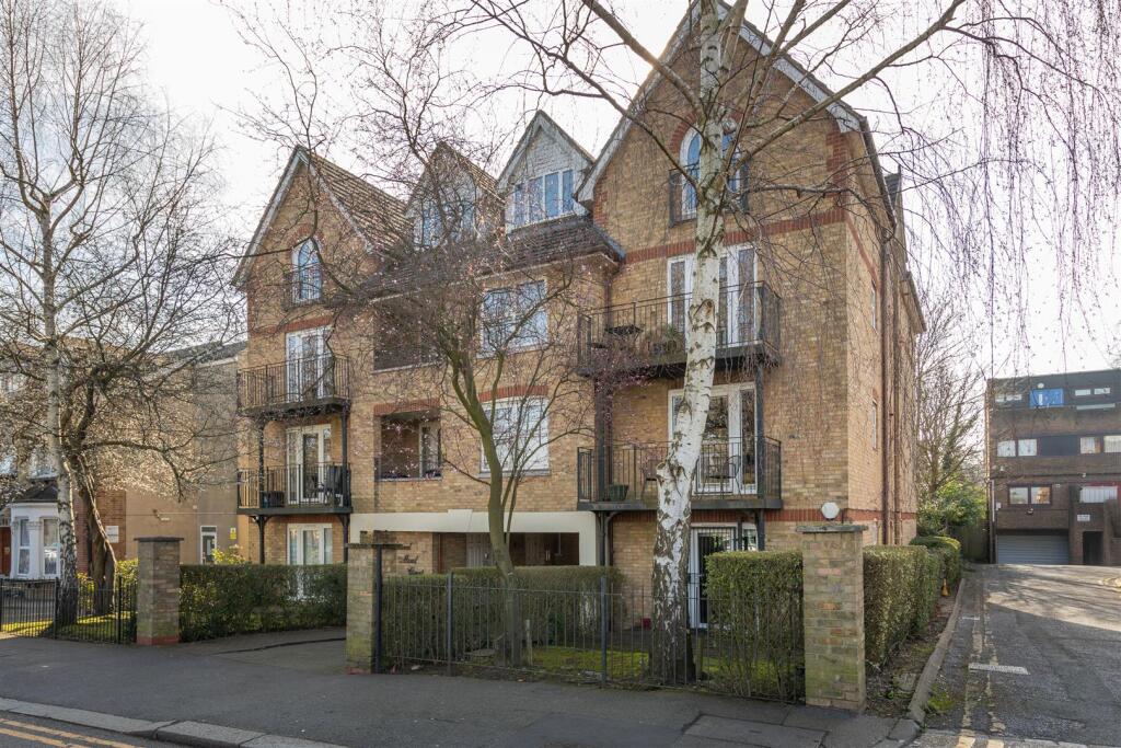 Churchfields, E18
