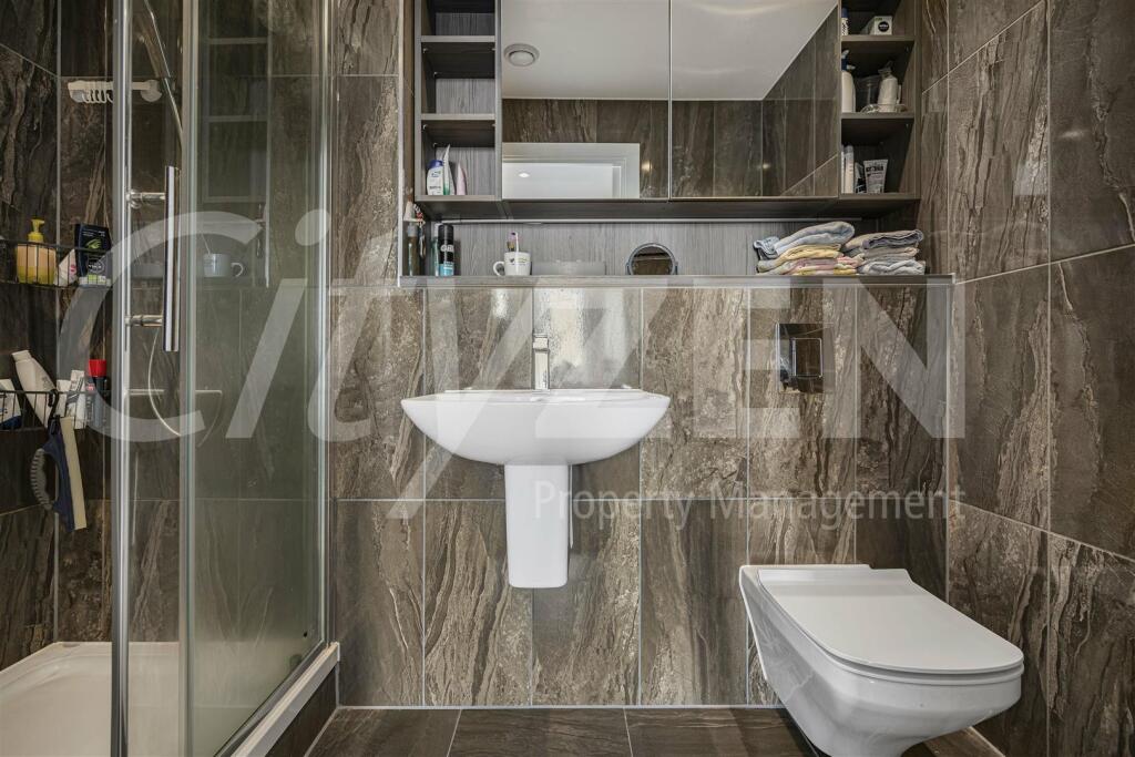 EN SUITE SHOWER ROOM