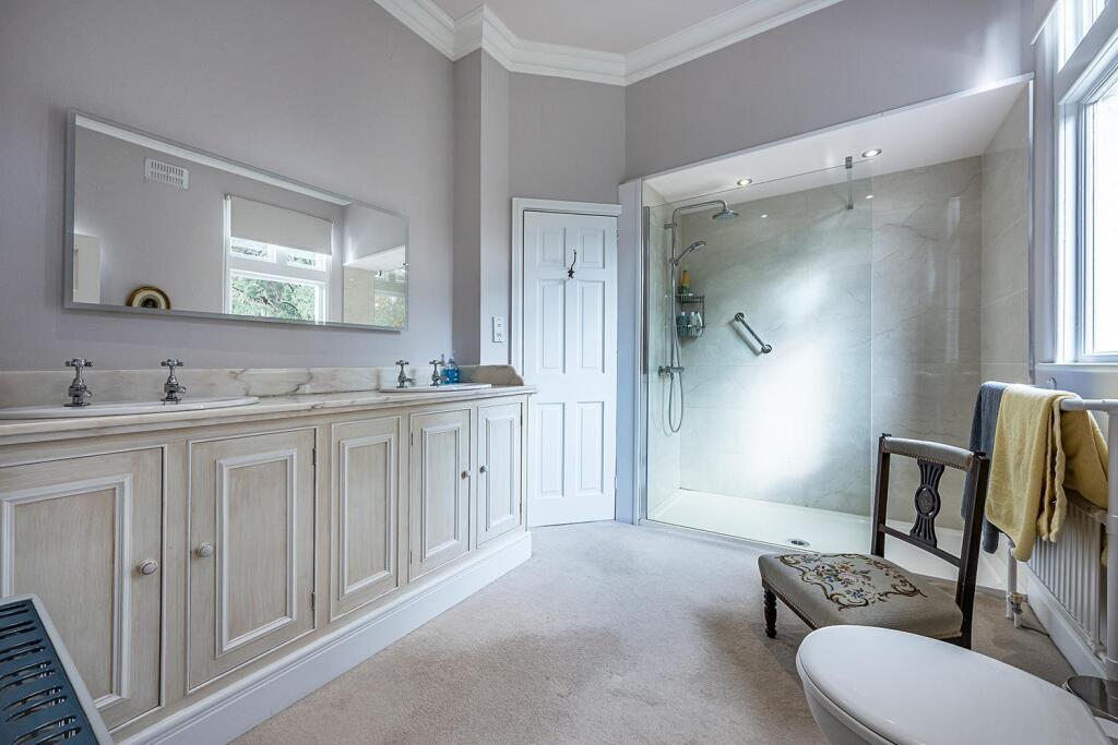 Main En-Suite