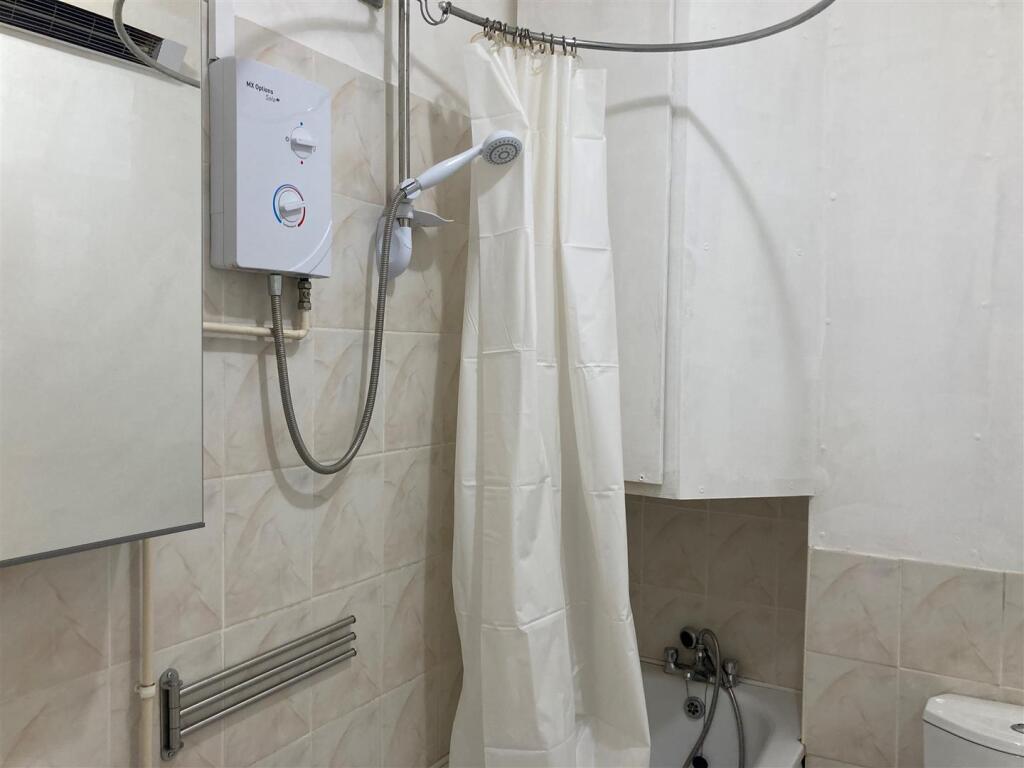 100 Connaught Road - bathroom 2.jpg