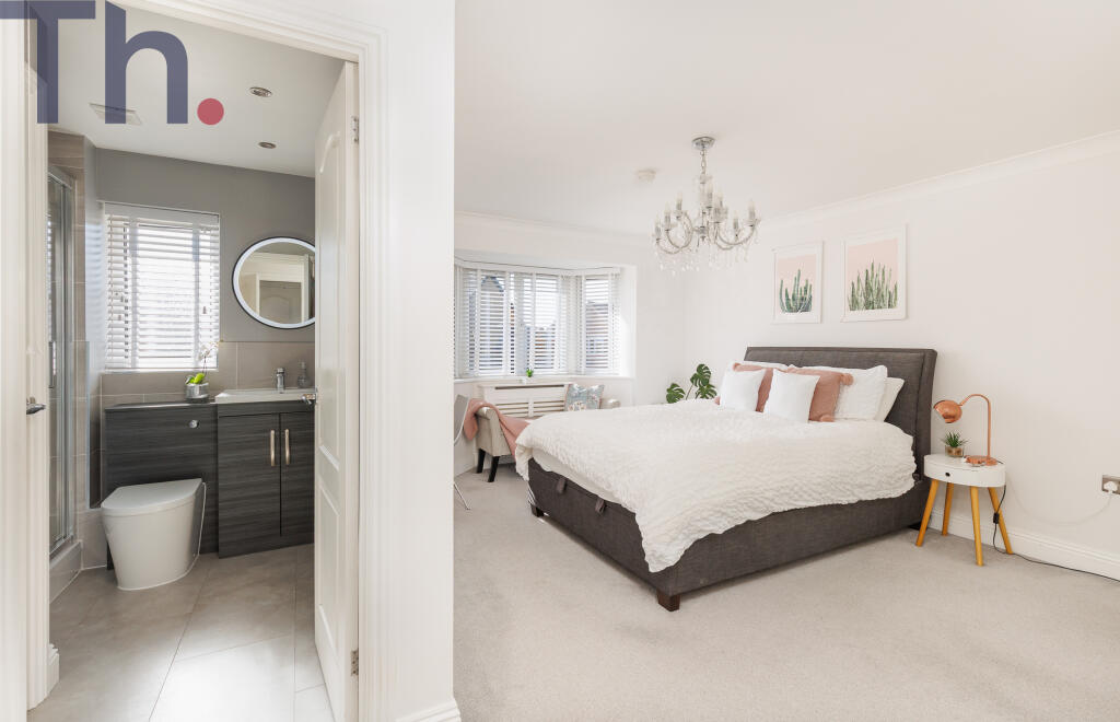 Master Bedroom with En-Suite Shower Room