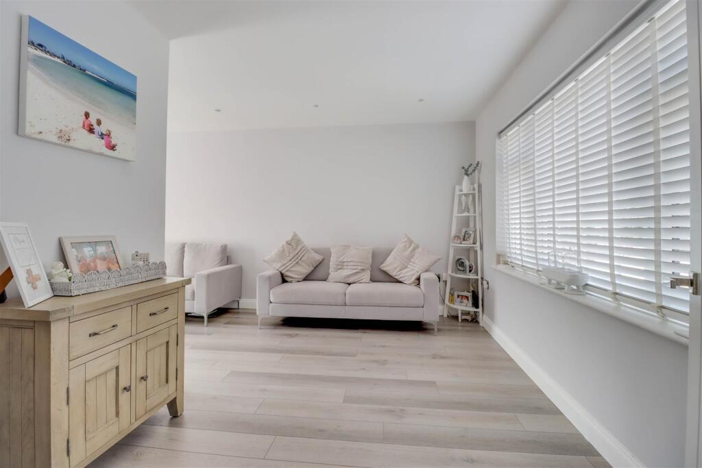 3 LEASWAY INSIDE-10.jpg