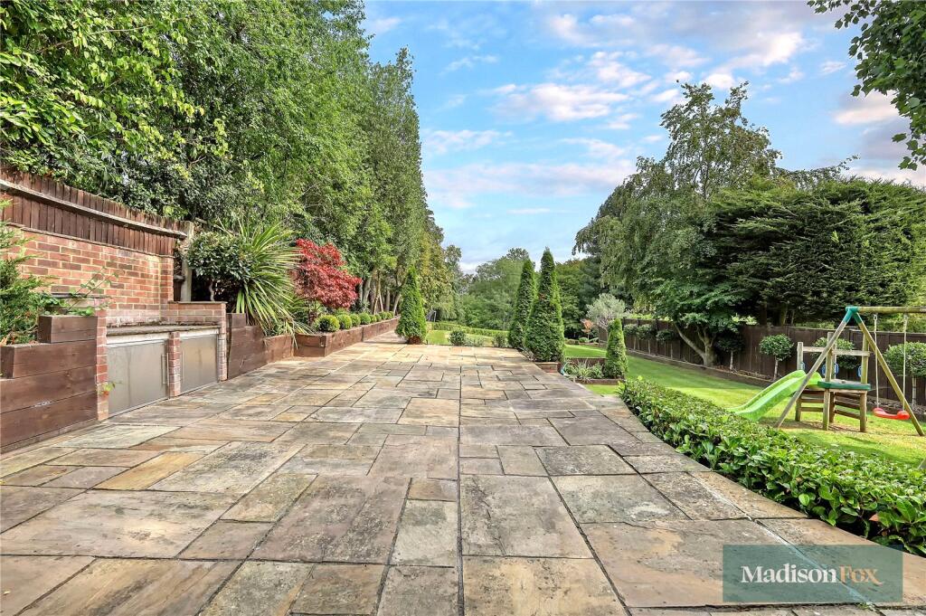 Broadstrood, Loughton, Essex, IG10