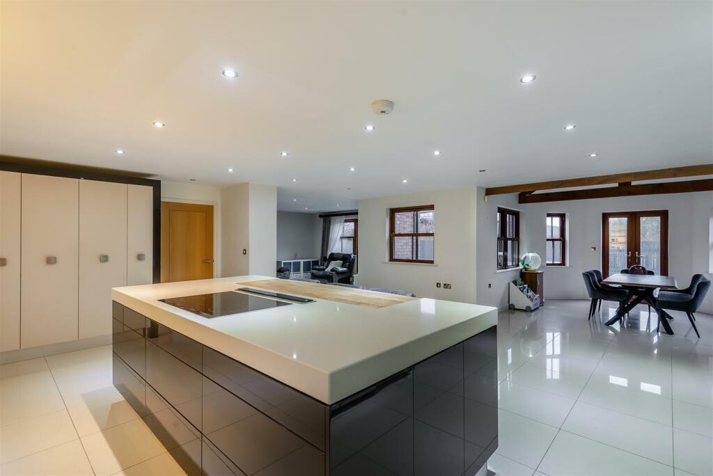 8587690-interior29.jpg