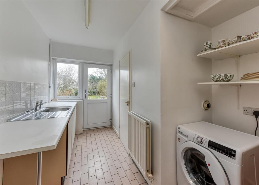 38 Meadow Road-laundry.jpg