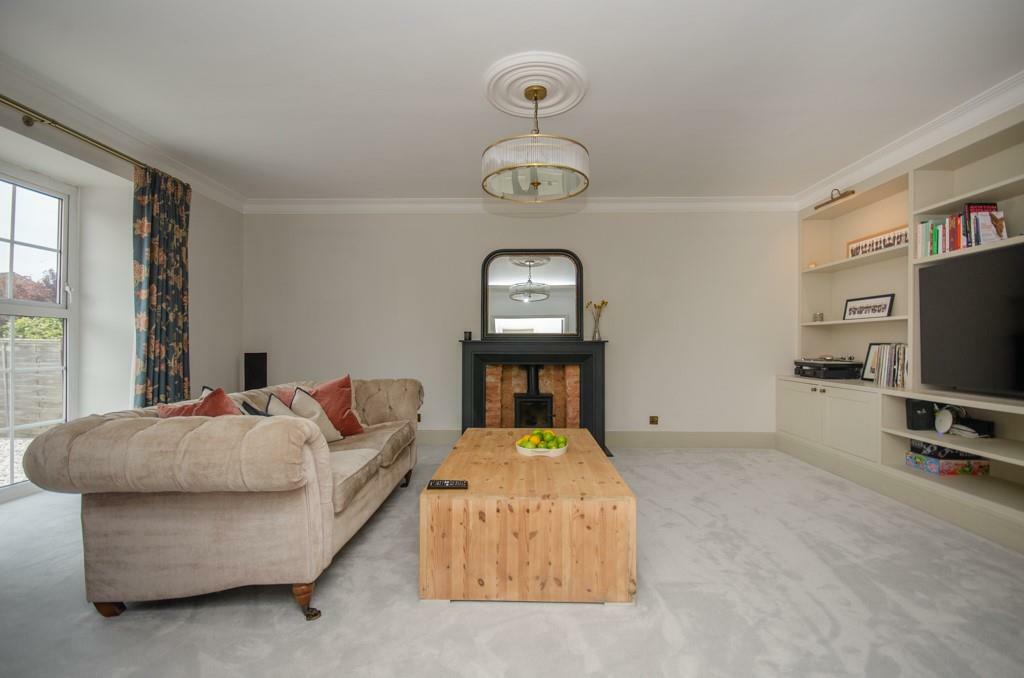 Living room pic 2.jpg