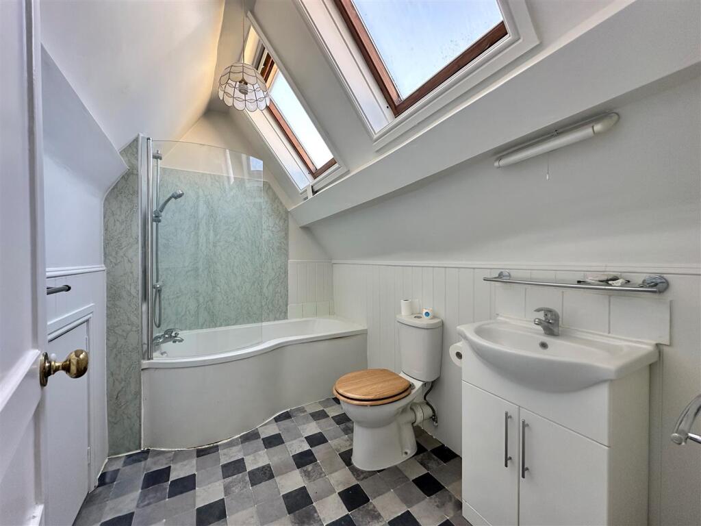 Family bathroom.jpg