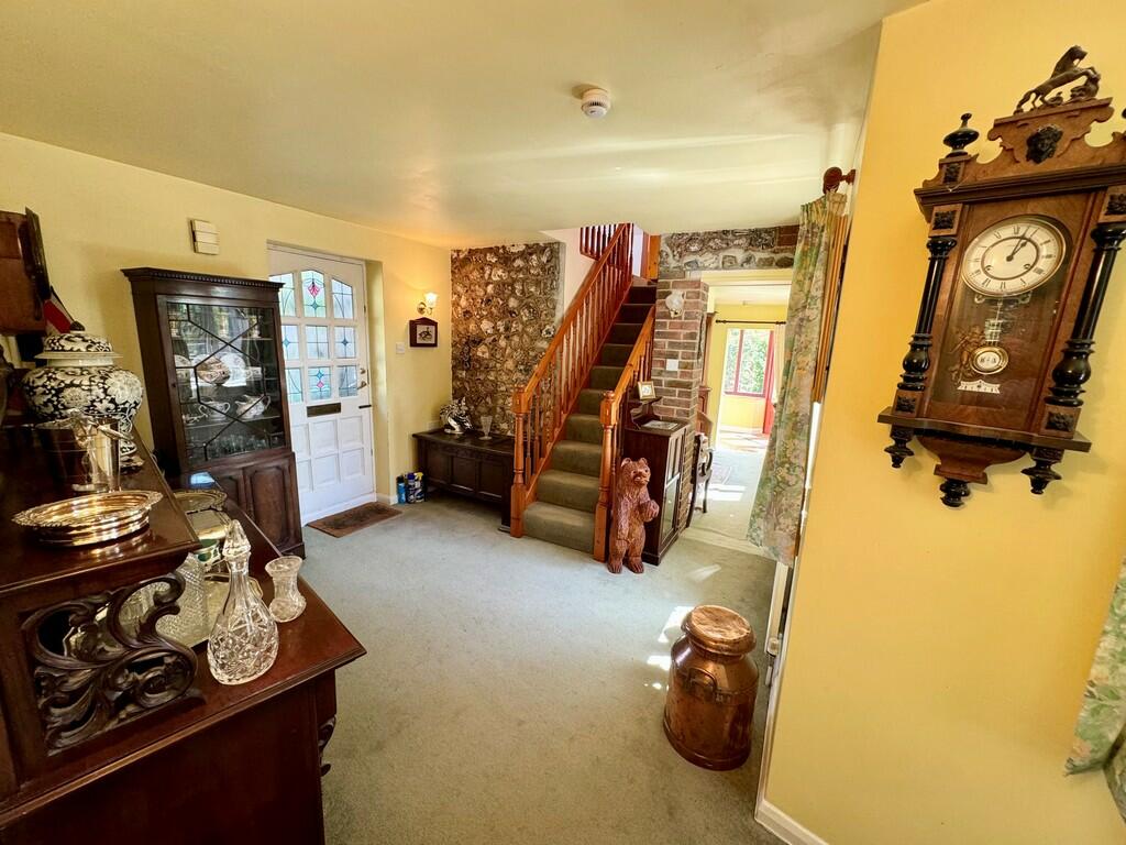 Tuts Cottage Entr...