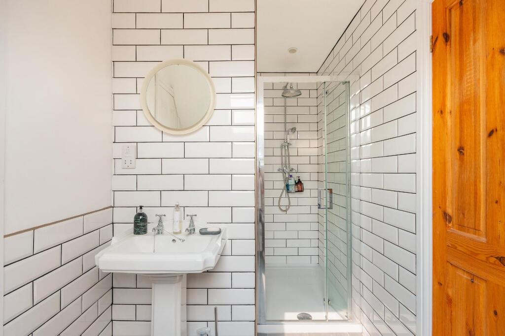 2B5PTN - Shower Room A.jpg
