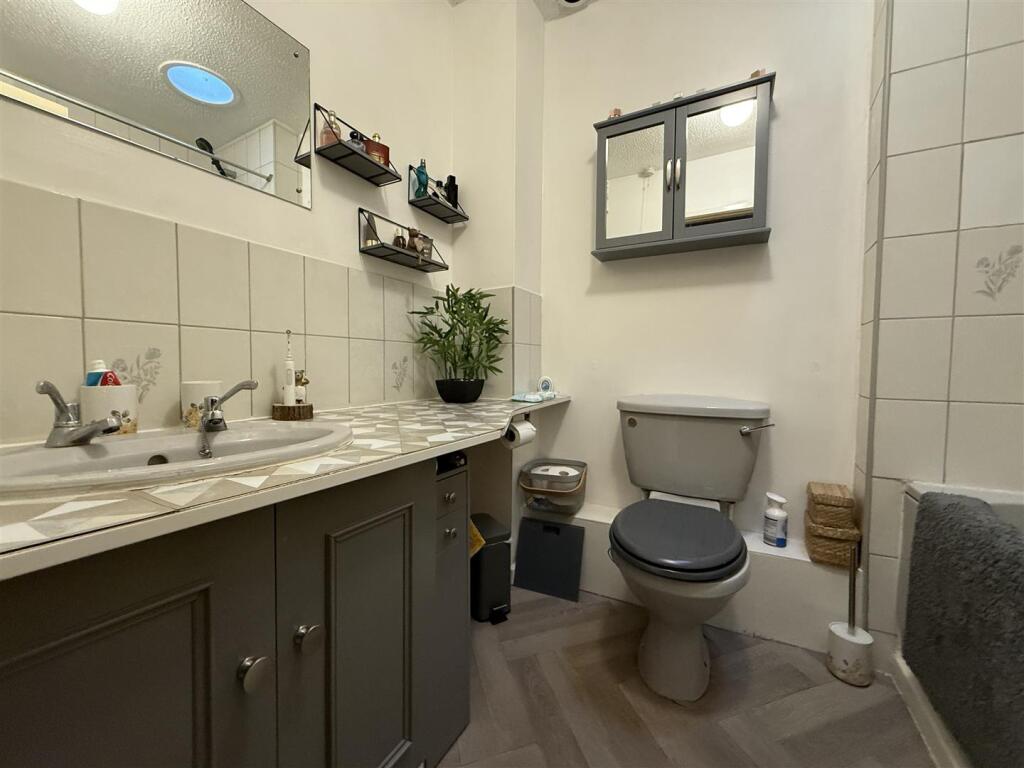 BATHROOM/WC