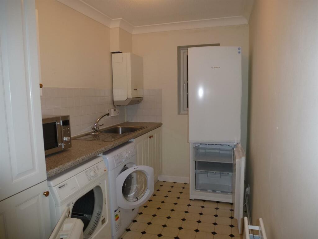12 Stile Gardens utility room.JPG