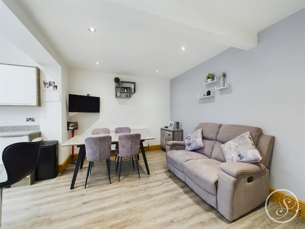 KITCHEN/DINER/FAMILY ROOM