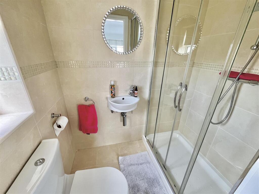 En Suite Shower - Bed 1