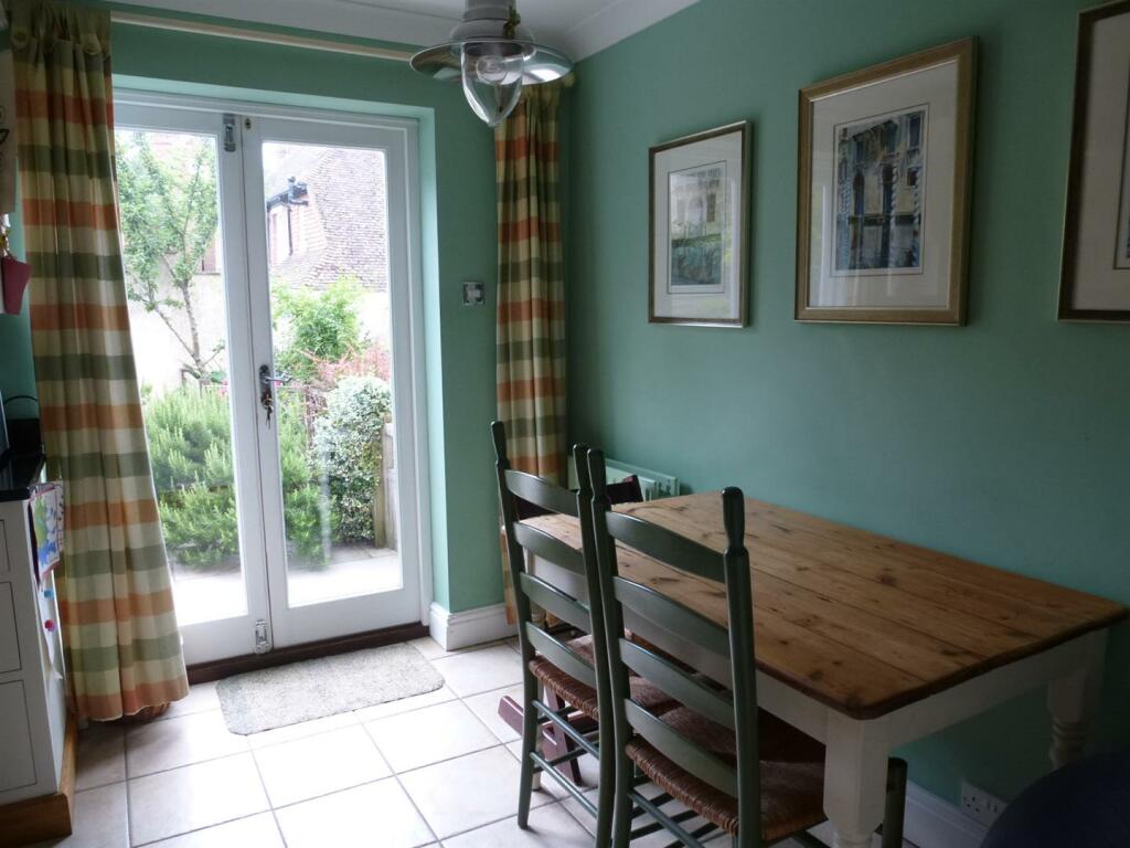Hawthorn Cottage kitch breakfast area 2.JPG