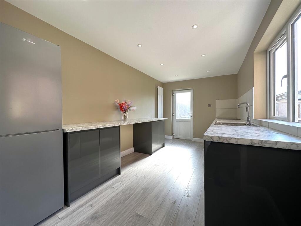 Spacious Modern Kitchen 533