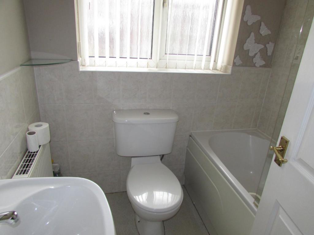 HaleLn11bath1.JPG