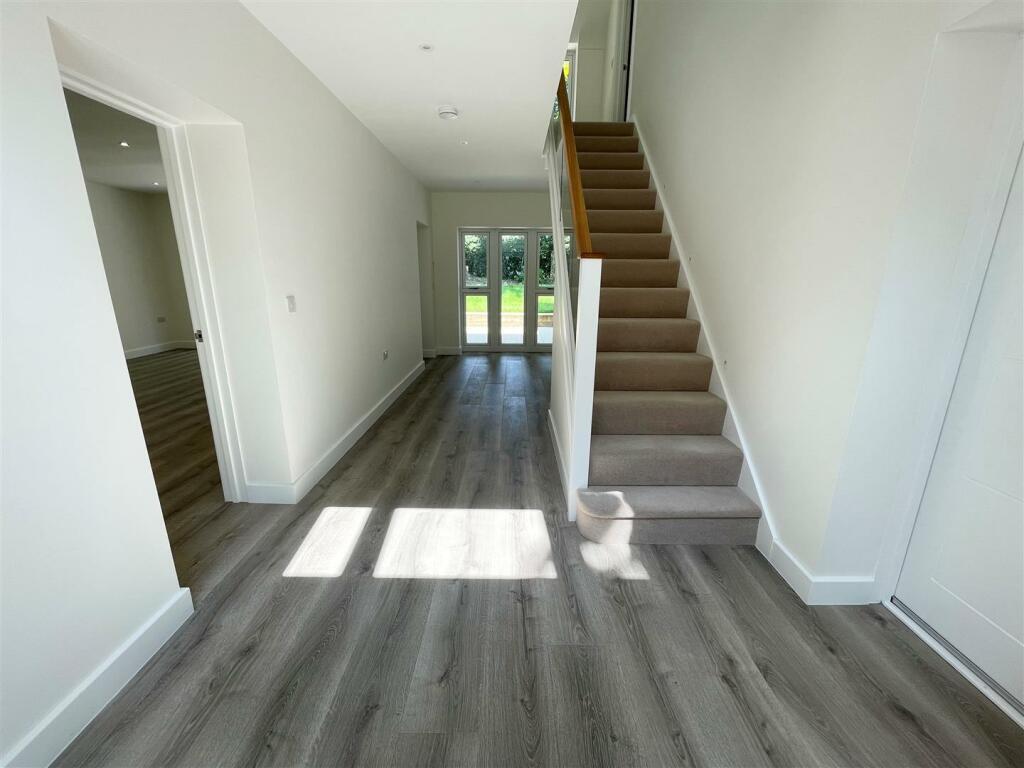 HaLL.jpg