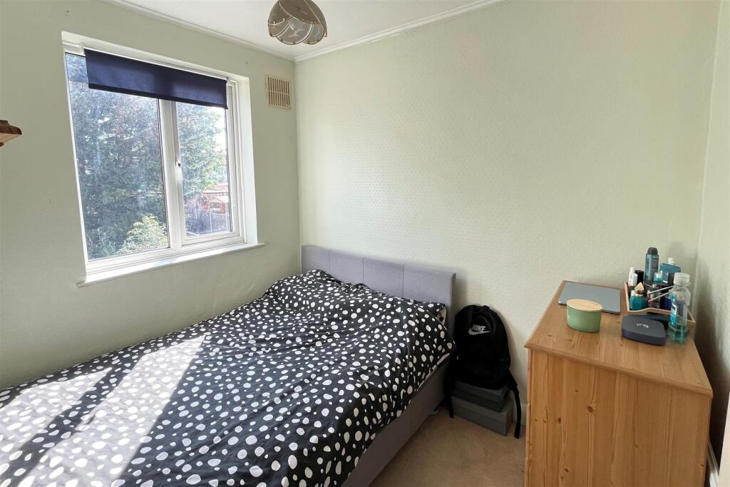 32 Saxon Road bed 2.jpg