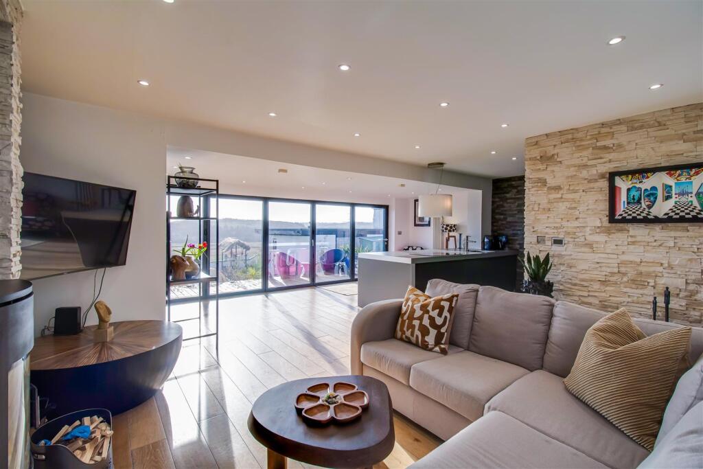 OPEN PLAN LIVING/KITCHEN/DINING AREA