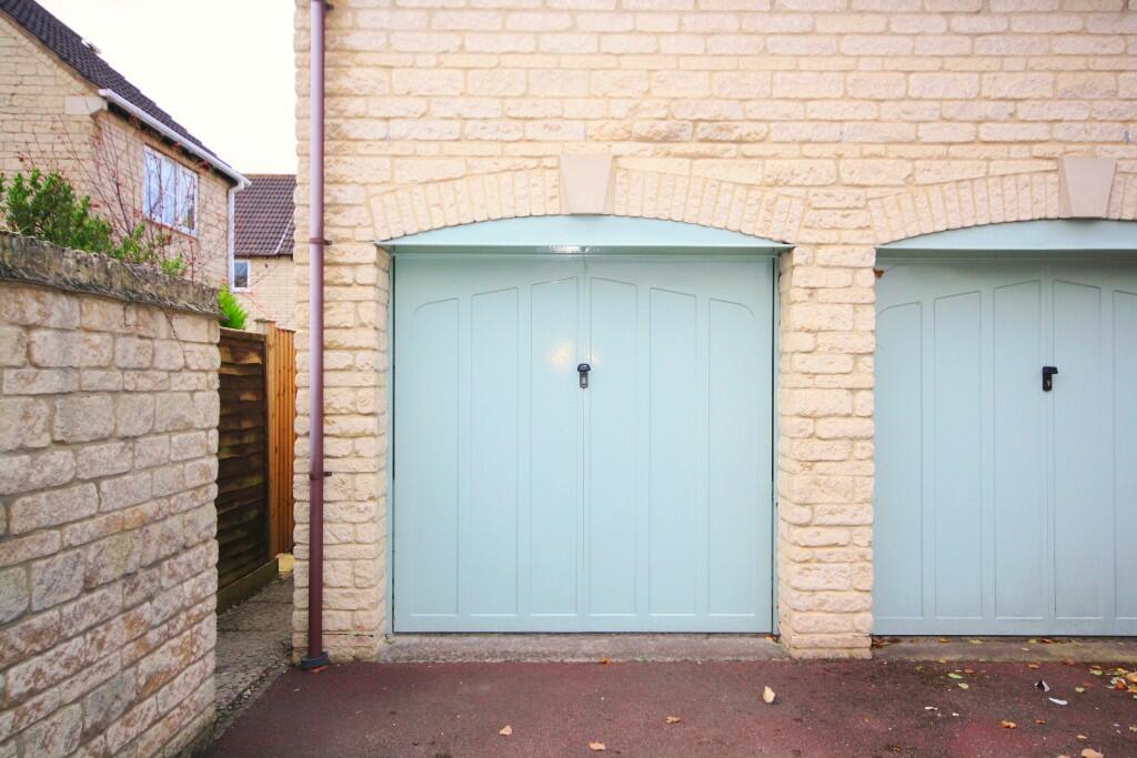 18' Garage &amp; Parking