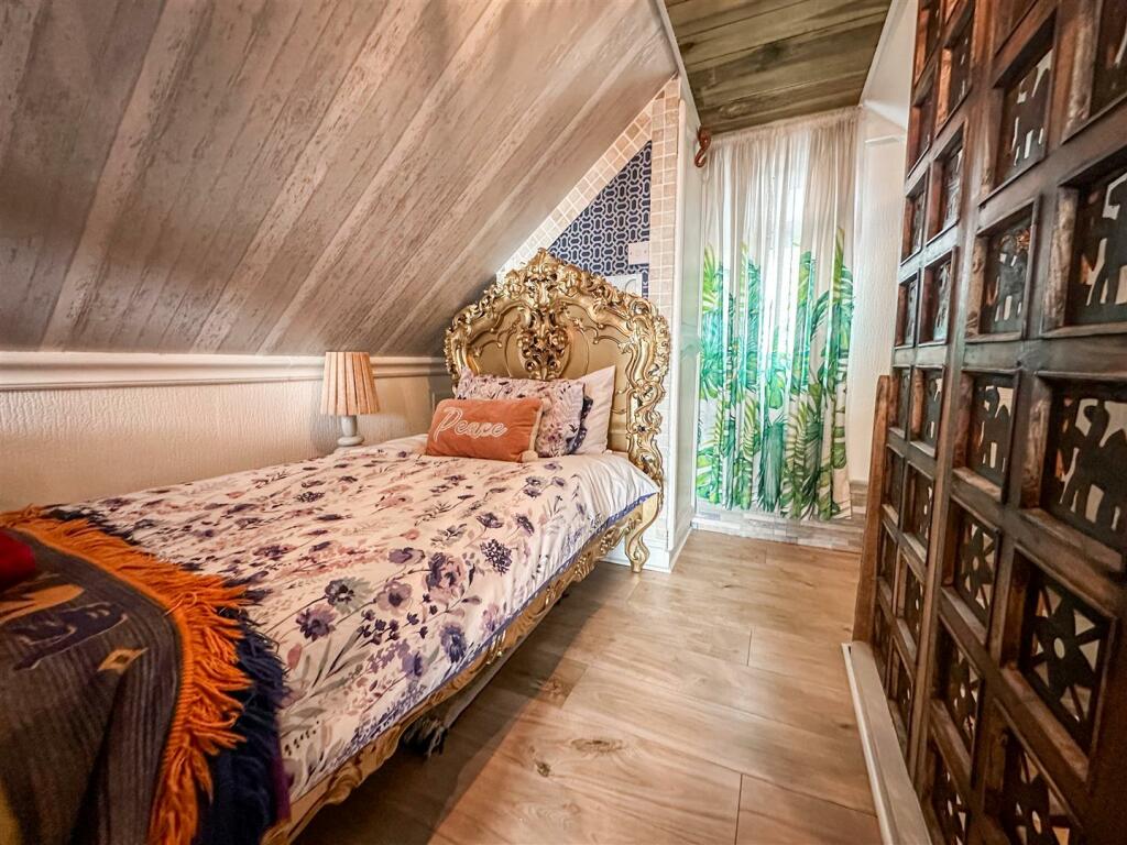 ALTERNATE VIEW OF FIRST FLOOR LOUNGE