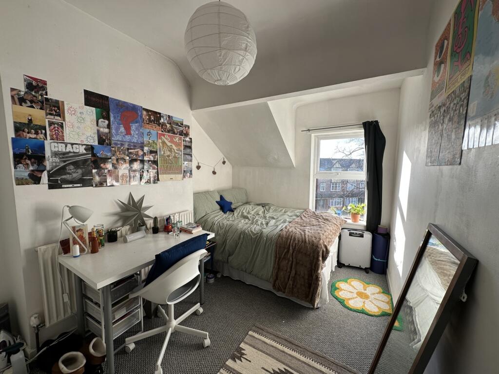 A cozy and inviting double bedroom with ample n...