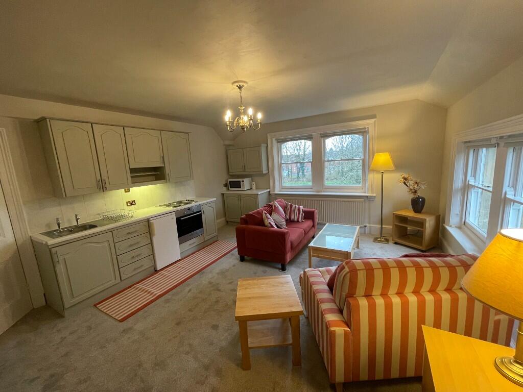 KITCHEN / LOUNGE