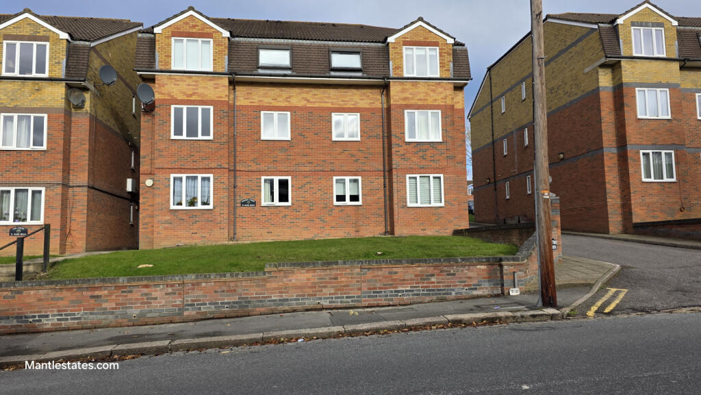 2 Bedroom Flat on first floor in Golden Court, Ne