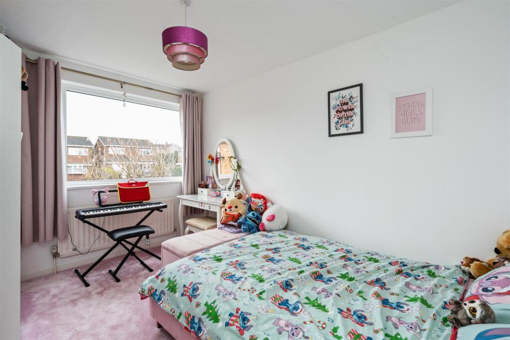 47 Chantry Heath Crescent_9.jpg
