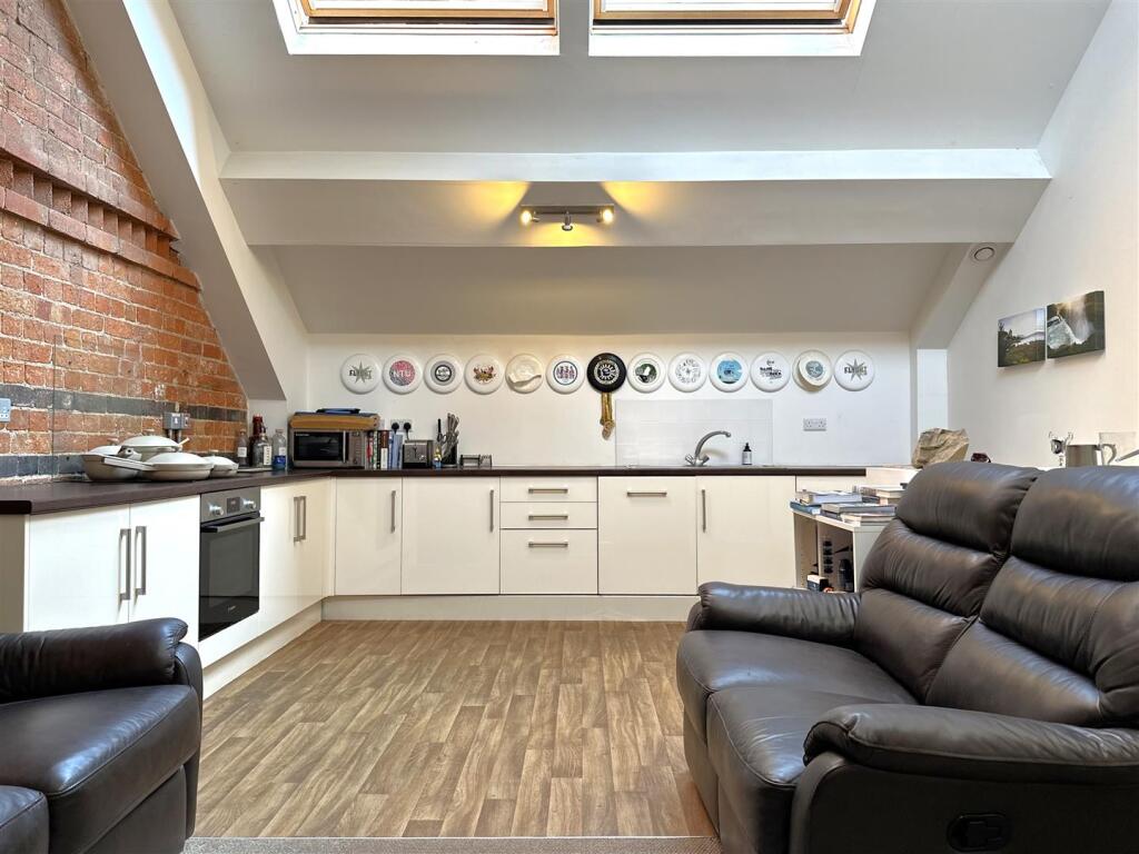 Modern Fitted Kitchen 359