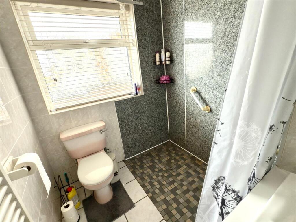 SHOWER ROOM.jpg