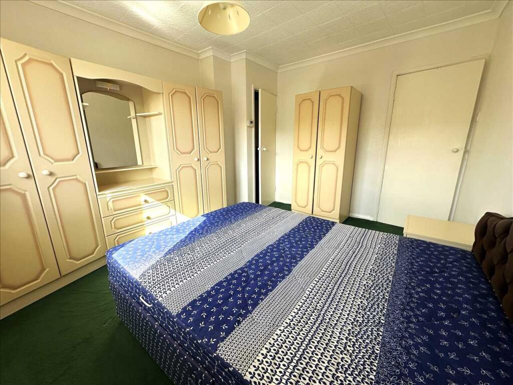 Bedroom (rear)