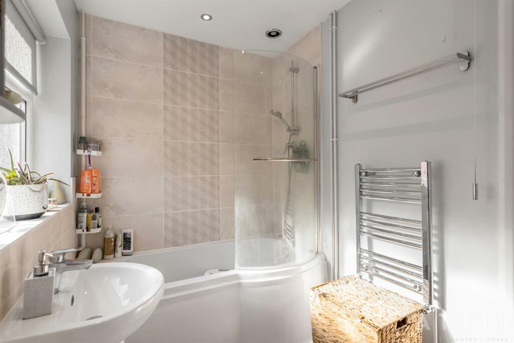 36 Lansbury Rd, Halesworth IP19 8SA (11).jpg