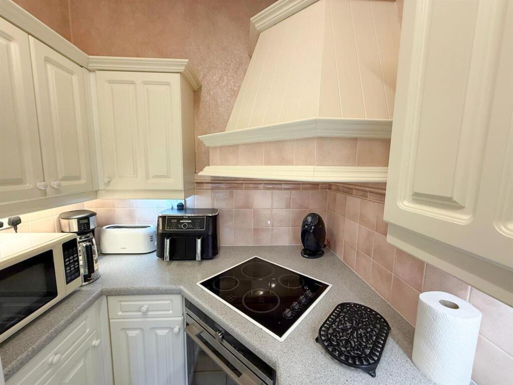 4 bed mid-terrace property, Silsden 9