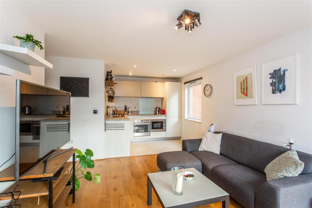 Open plan kitchen/reception