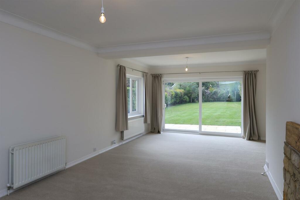 LIVING ROOM (4)