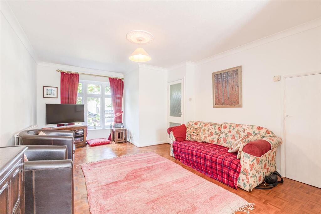 4 Digby Way, Byfleet - 8.jpg