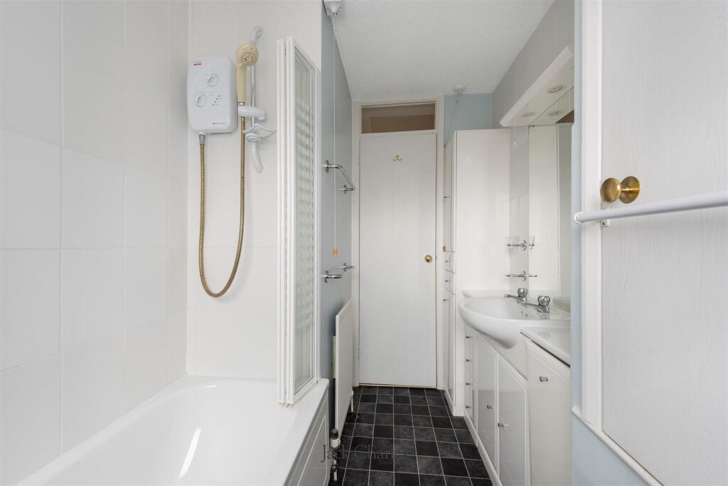 8 Maltings Close, TN11 0DY 010.jpg