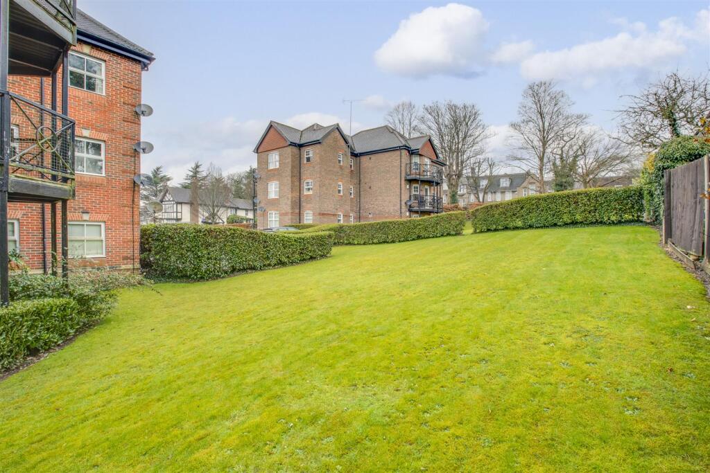 15 West View, Shrubbery Close, HP13 6FW-11.jpg