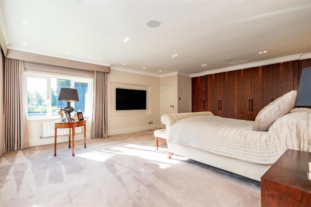 Principle Bedroom 1 Aspect 2