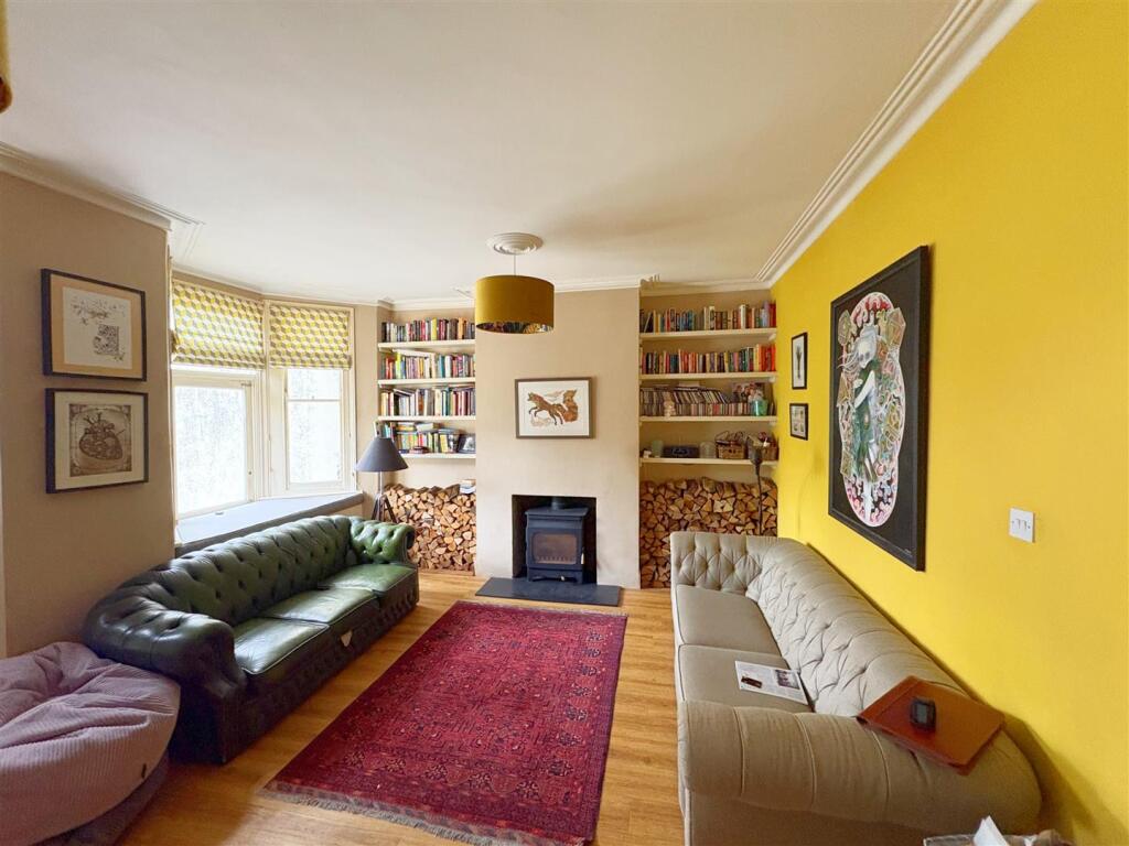 Sitting room_dining room.jpg